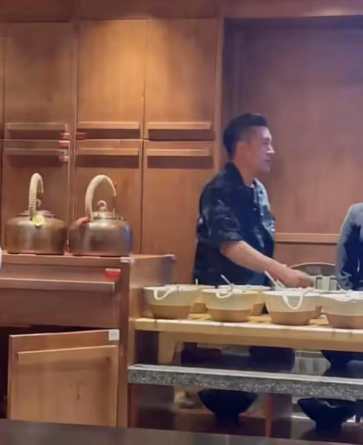 楊子黃聖依與眾星深夜聚餐,在包廂開懷暢飲,孫堅麥迪娜也在