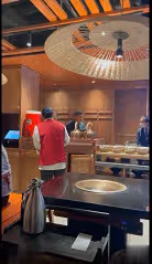 楊子黃聖依與眾星深夜聚餐,在包廂開懷暢飲,孫堅麥迪娜也在