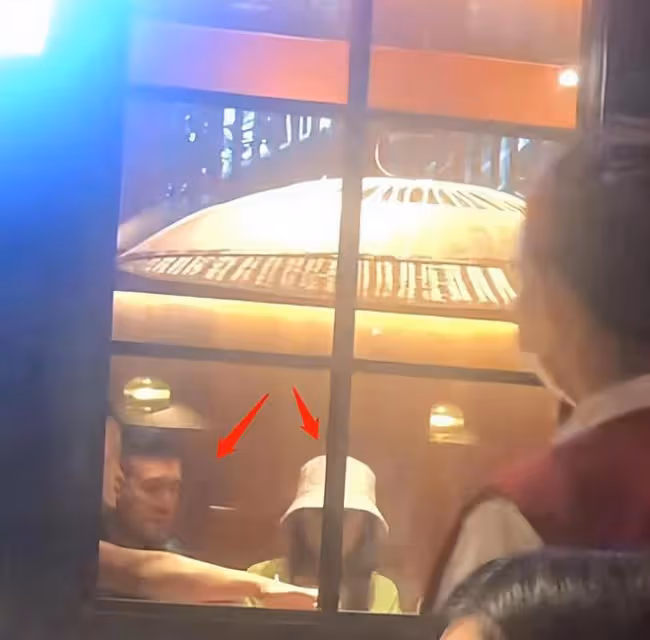 楊子黃聖依與眾星深夜聚餐,在包廂開懷暢飲,孫堅麥迪娜也在