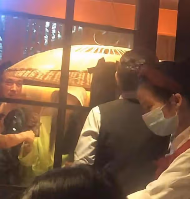 楊子黃聖依與眾星深夜聚餐,在包廂開懷暢飲,孫堅麥迪娜也在