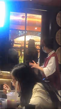 楊子黃聖依與眾星深夜聚餐,在包廂開懷暢飲,孫堅麥迪娜也在