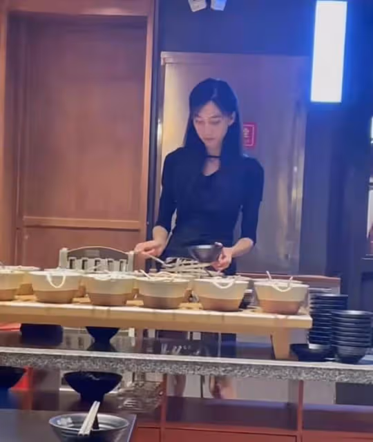 楊子黃聖依與眾星深夜聚餐,在包廂開懷暢飲,孫堅麥迪娜也在