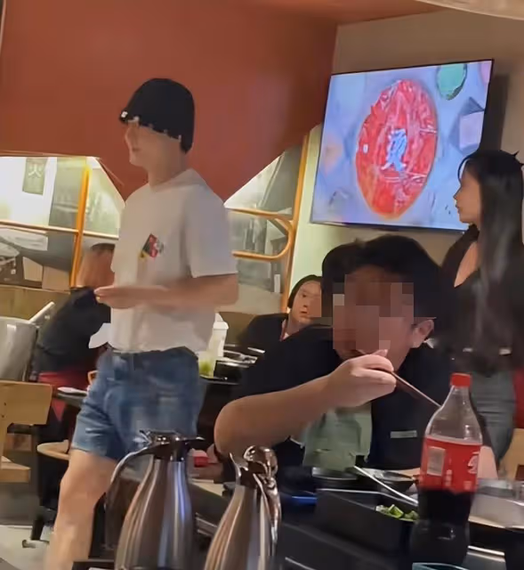 楊子黃聖依與眾星深夜聚餐,在包廂開懷暢飲,孫堅麥迪娜也在