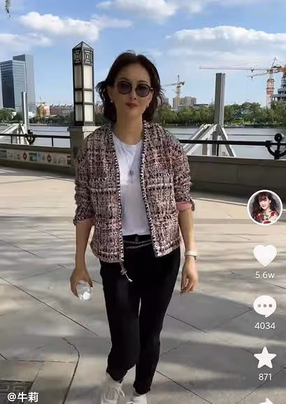 49歲牛莉街上跳舞擺臀扭胯,身上外套要7萬,腰間掛條鏈子太妖嬈