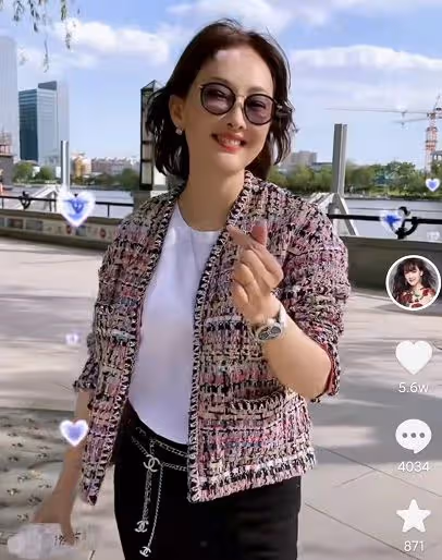 49歲牛莉街上跳舞擺臀扭胯,身上外套要7萬,腰間掛條鏈子太妖嬈