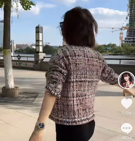 49歲牛莉街上跳舞擺臀扭胯,身上外套要7萬,腰間掛條鏈子太妖嬈