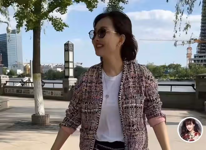 49歲牛莉街上跳舞擺臀扭胯,身上外套要7萬,腰間掛條鏈子太妖嬈