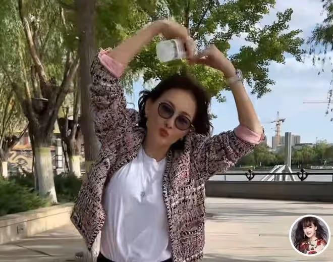 49歲牛莉街上跳舞擺臀扭胯,身上外套要7萬,腰間掛條鏈子太妖嬈