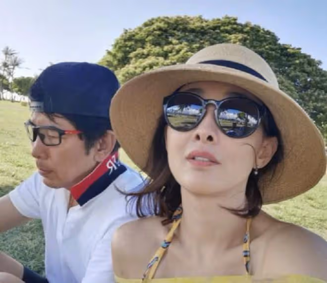 49歲牛莉街上跳舞擺臀扭胯，身上外套要7萬，腰間掛條鏈子太妖嬈