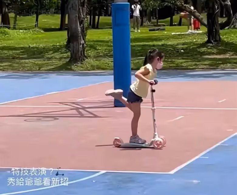 76歲秦漢現身公園，陪4歲孫女玩滑板車「孫女呆萌可愛」很像爺爺，年輕時風流倜儻，晚年兒孫繞膝：人生足矣