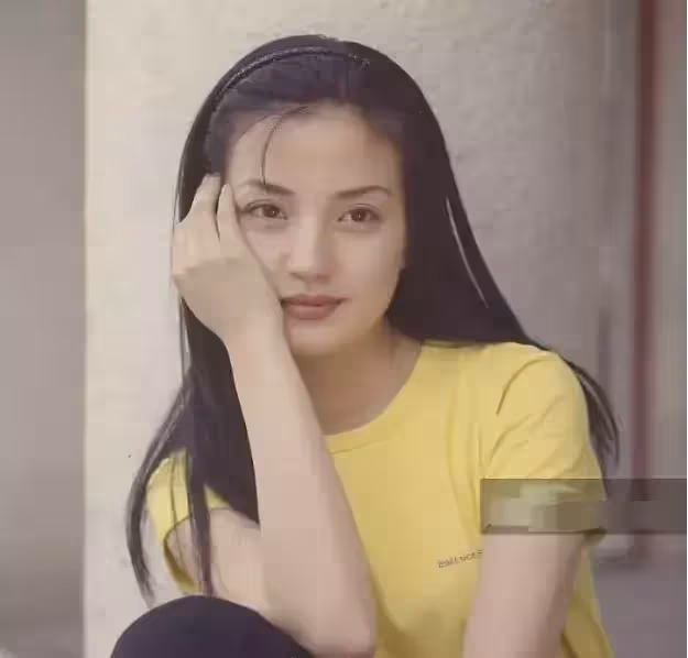 趙薇學生時代有多美?舊照曝光「青澀大氣不失天然美」黃曉明承認「一見鐘情」 告白3次被拒