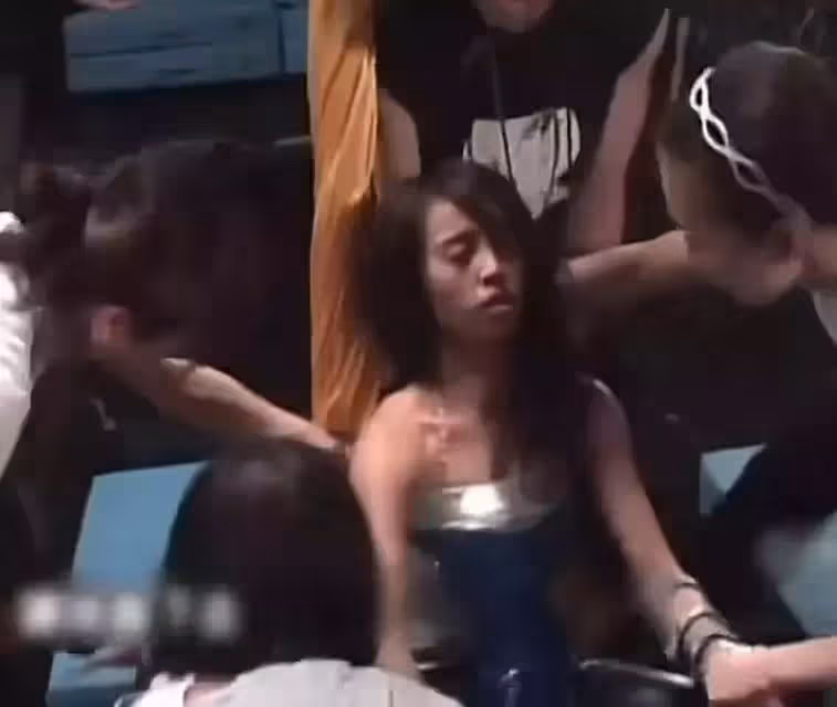 42歲蔡依林近照身材火辣,身形凹凸單腳抬高秀出傲人上圍,衣服破洞露大片肌膚,網:天后真敢穿