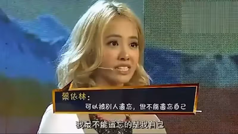 42歲蔡依林近照身材火辣,身形凹凸單腳抬高秀出傲人上圍,衣服破洞露大片肌膚,網:天后真敢穿