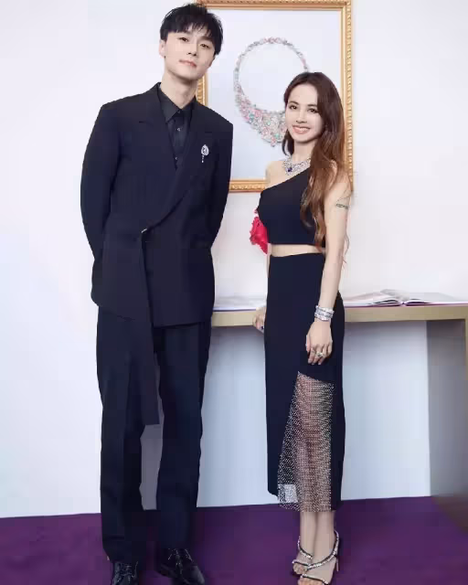 42歲蔡依林近照身材火辣,身形凹凸單腳抬高秀出傲人上圍,衣服破洞露大片肌膚,網:天后真敢穿