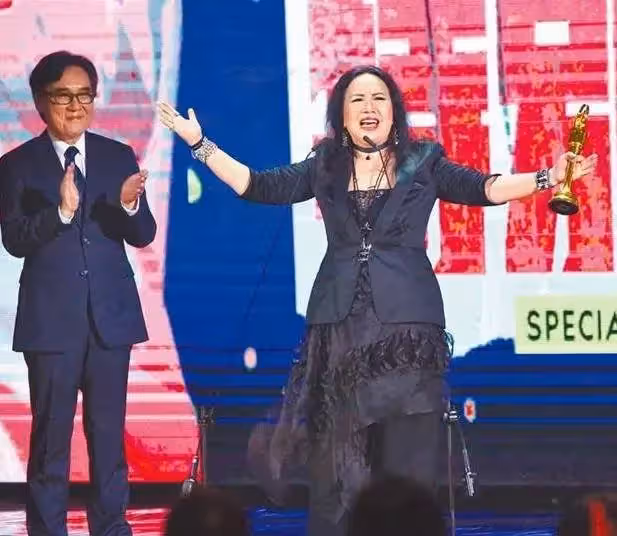 蘇芮上臺領「金曲終身成就獎」哽咽:兒子才是我一生驕傲「揭露兒子學霸背景」欣慰:從來不麻煩我