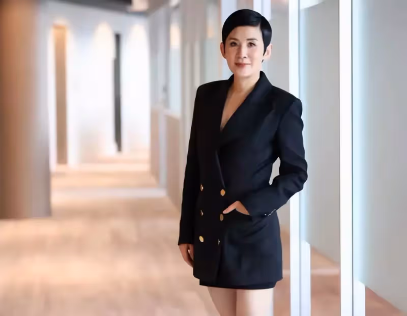 57歲吳君如近照,穿短裙白皙美腿吸睛,直言當初要演丑角很不開心