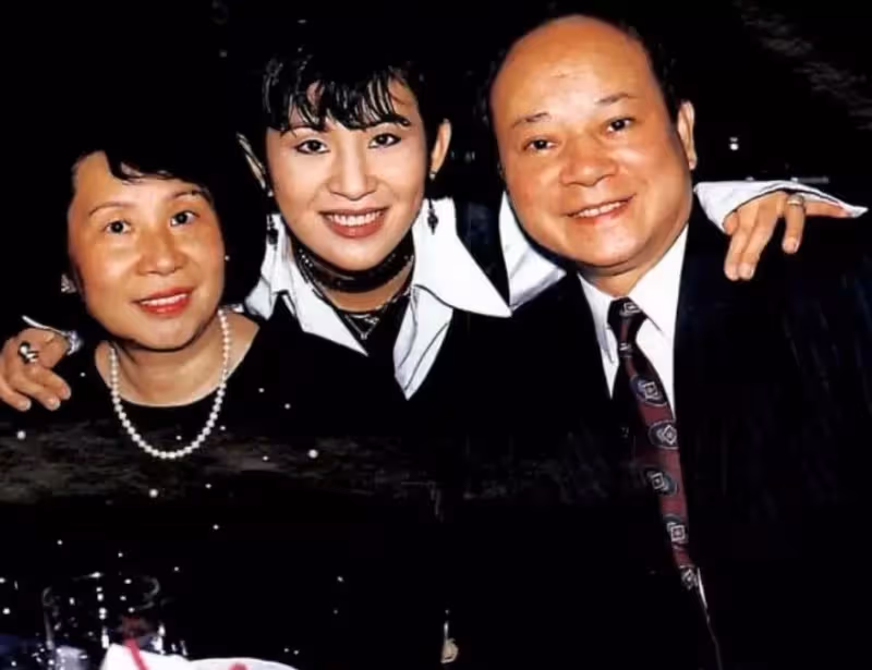 57歲吳君如近照,穿短裙白皙美腿吸睛,直言當初要演丑角很不開心