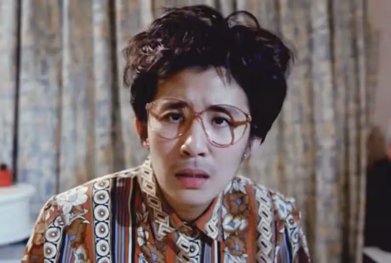 57歲吳君如近照,穿短裙白皙美腿吸睛,直言當初要演丑角很不開心