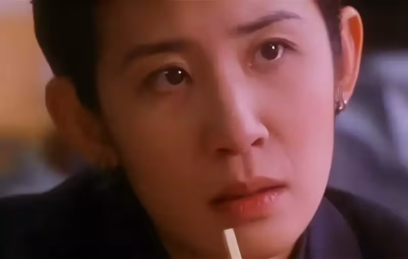 57歲吳君如近照,穿短裙白皙美腿吸睛,直言當初要演丑角很不開心