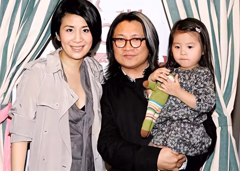 57歲吳君如近照,穿短裙白皙美腿吸睛,直言當初要演丑角很不開心
