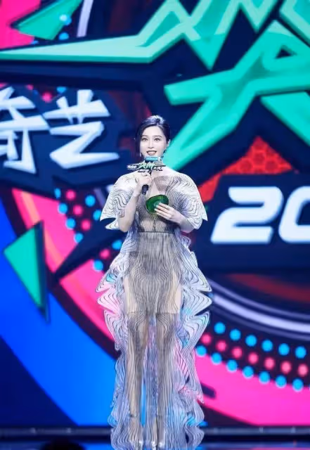 范冰冰為撈金真拼了! 一襲「銀絲裙」也敢穿上臺,惹全網贊:身材曲線無可挑剔