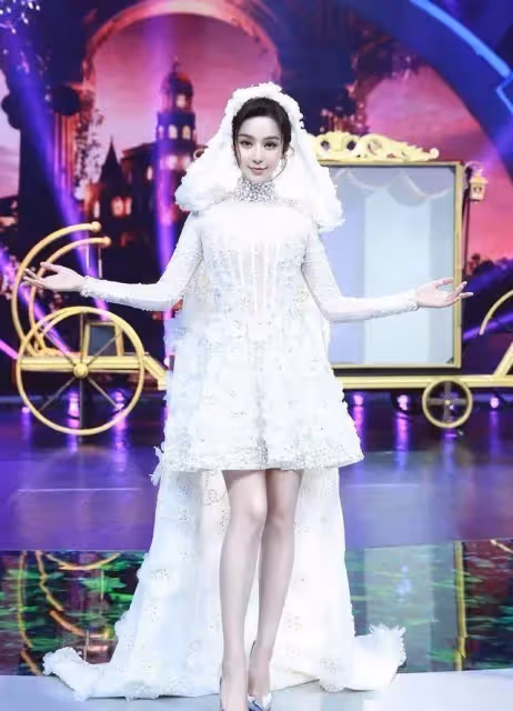 范冰冰為撈金真拼了! 一襲「銀絲裙」也敢穿上臺,惹全網贊:身材曲線無可挑剔