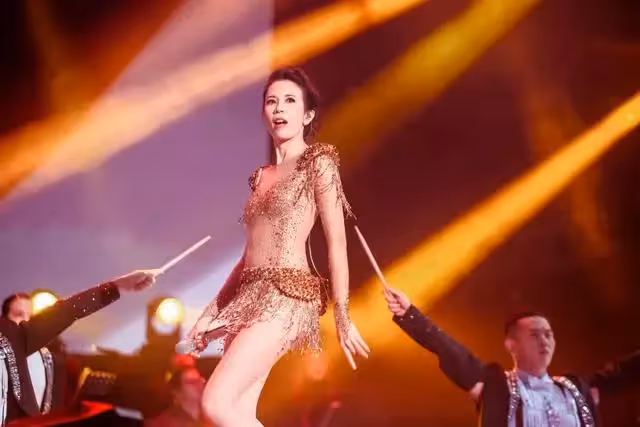 兜兜轉轉16年!49歲情歌天后「與周星馳情斷後」嫁二婚初戀 不懼當後媽「結婚9年不生子」被寵成少女