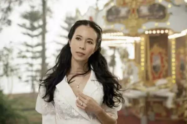 兜兜轉轉16年!49歲情歌天后「與周星馳情斷後」嫁二婚初戀 不懼當後媽「結婚9年不生子」被寵成少女