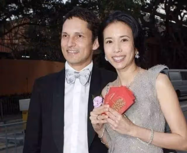 兜兜轉轉16年!49歲情歌天后「與周星馳情斷後」嫁二婚初戀 不懼當後媽「結婚9年不生子」被寵成少女