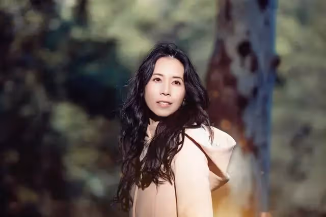 兜兜轉轉16年!49歲情歌天后「與周星馳情斷後」嫁二婚初戀 不懼當後媽「結婚9年不生子」被寵成少女