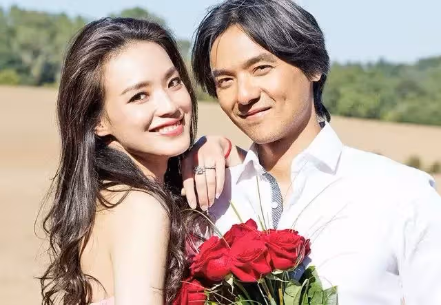 兜兜轉轉16年!49歲情歌天后「與周星馳情斷後」嫁二婚初戀 不懼當後媽「結婚9年不生子」被寵成少女