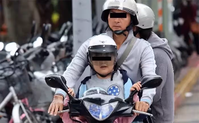 寶媽騎車「帶2孩」被抓!檢舉人po文:「我該檢舉嗎?」寶爸現身6000字長文苦勸「不是不想遵守,是真的無奈!」