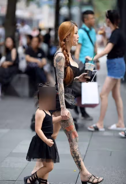 「花背辣媽」牽女兒逛街,造型掀起負評狂潮,本尊現身高EQ回應,讓大家拍手叫好:「太帥了」