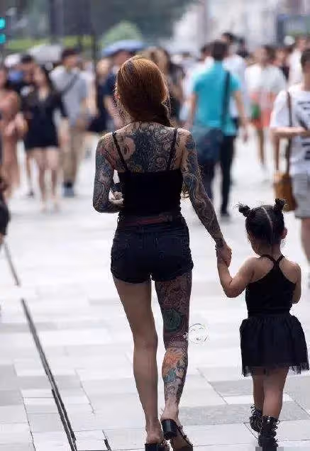 「花背辣媽」牽女兒逛街,造型掀起負評狂潮,本尊現身高EQ回應,讓大家拍手叫好:「太帥了」
