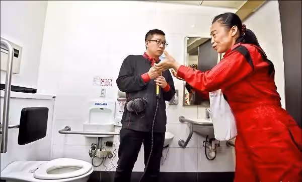 清潔婦長期被上司輕視「一輩子撿角掃地」忍辱35年，遞離職信「直接電翻經理」14萬人點贊：超解氣！