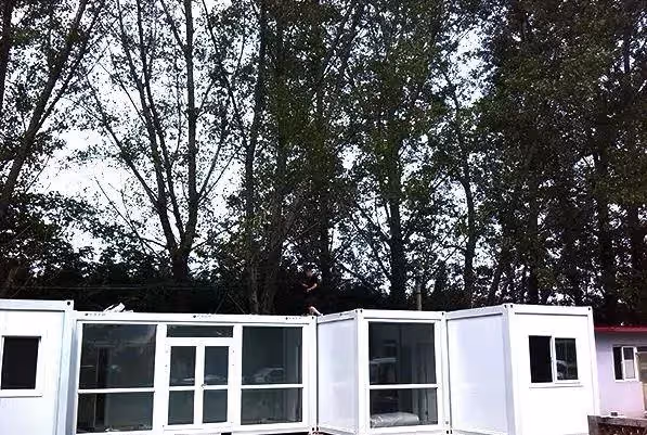 52歲大叔因買不起房,為愛妻用6貨櫃花120萬造67坪天然花園別墅,可住一家三口,走進空中花園如進仙境,還附盪鞦韆