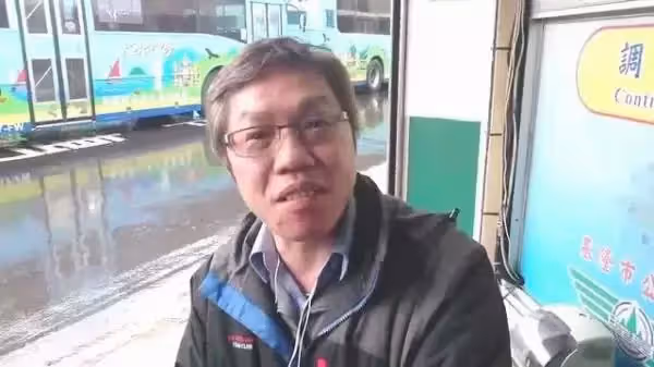小學生搭公車「誤投1000元」當場大哭,司機「堅持照公司規定」超暖舉動感動網友:有你真好
