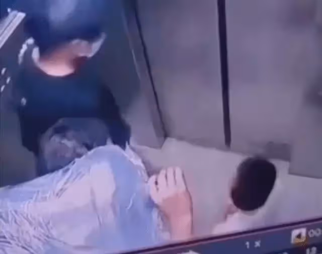 「我不是你爸媽,不會慣著你」男子扛20公斤水出電梯出被熊孩子絆了一腳,轉身回擊「下場超解氣」:幫你父母教育你