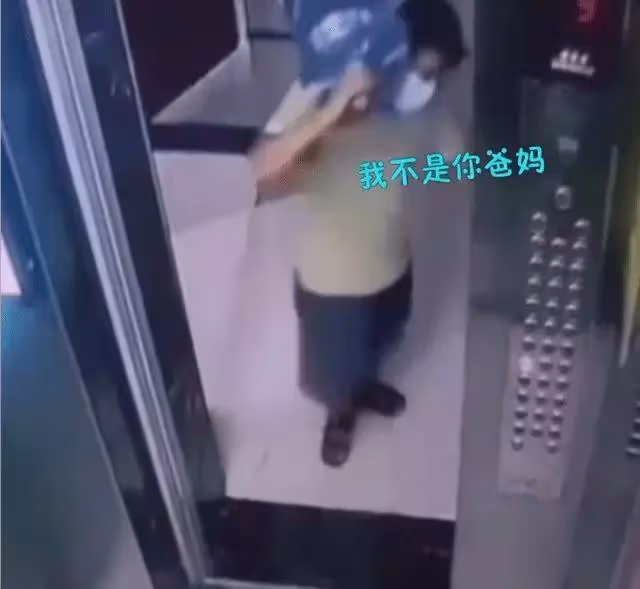 「我不是你爸媽,不會慣著你」男子扛20公斤水出電梯出被熊孩子絆了一腳,轉身回擊「下場超解氣」:幫你父母教育你