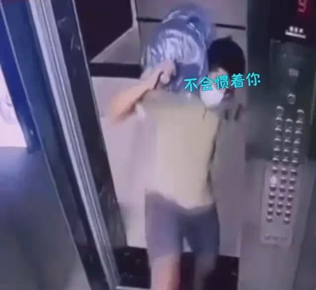 「我不是你爸媽,不會慣著你」男子扛20公斤水出電梯出被熊孩子絆了一腳,轉身回擊「下場超解氣」:幫你父母教育你