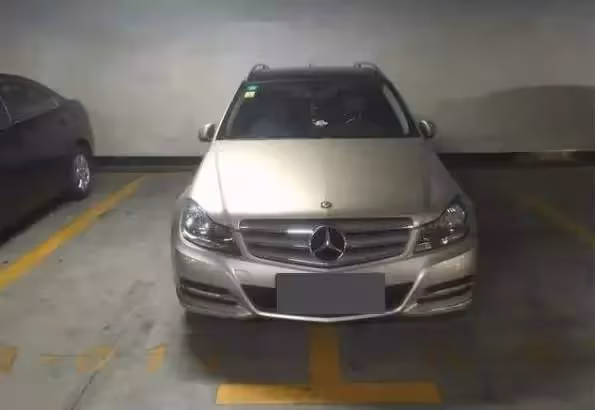 男子占車位不留電話,聲稱出國旅遊,業主提筆送12個大字,網笑:自作自受