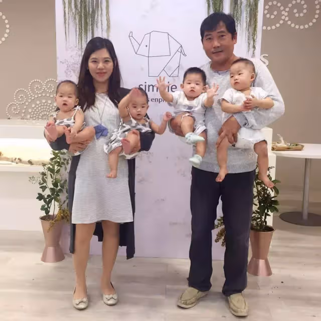 一次懷四胎!醫生搖頭「選2個拿掉」媽堅持全生,產後生活曝光:最感謝老公