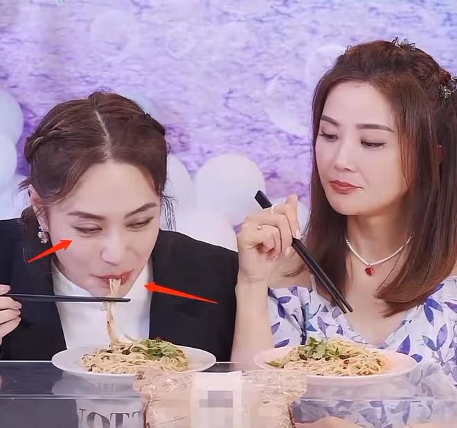 阿嬌直播賣麵條,辣到眉頭緊皺狂喝水,網友:一直在吃老本!