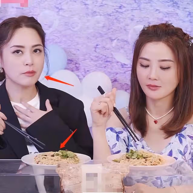 阿嬌直播賣麵條,辣到眉頭緊皺狂喝水,網友:一直在吃老本!