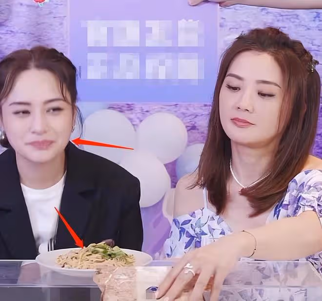阿嬌直播賣麵條,辣到眉頭緊皺狂喝水,網友:一直在吃老本!