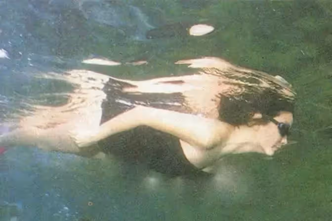林青霞游泳照片曝光,5分鐘點擊量破800萬,泳姿太美引起熱議