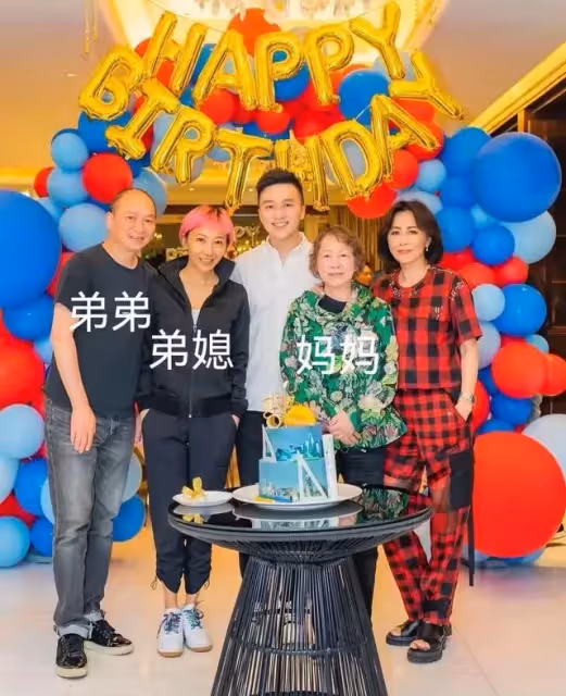 劉嘉玲曬祖孫三代全家福，為學霸侄子慶生，姑侄同框親如母子
