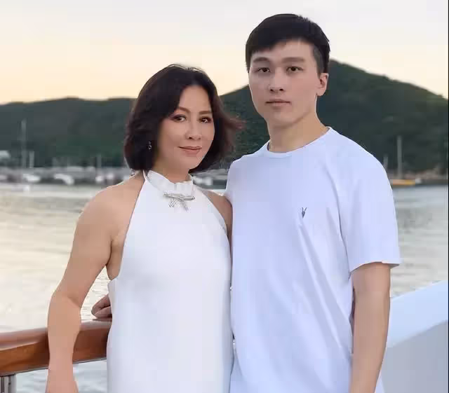 劉嘉玲曬祖孫三代全家福,為學霸侄子慶生,姑侄同框親如母子