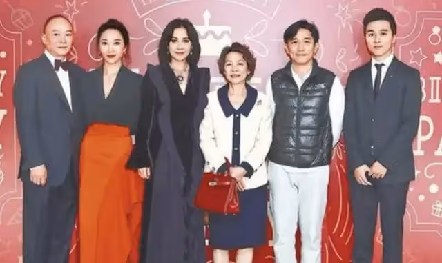 劉嘉玲曬祖孫三代全家福,為學霸侄子慶生,姑侄同框親如母子