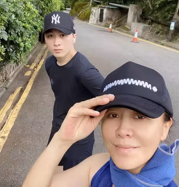 劉嘉玲曬祖孫三代全家福,為學霸侄子慶生,姑侄同框親如母子